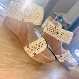 NWOT C’est CA New York Cream Crotchet Wedges